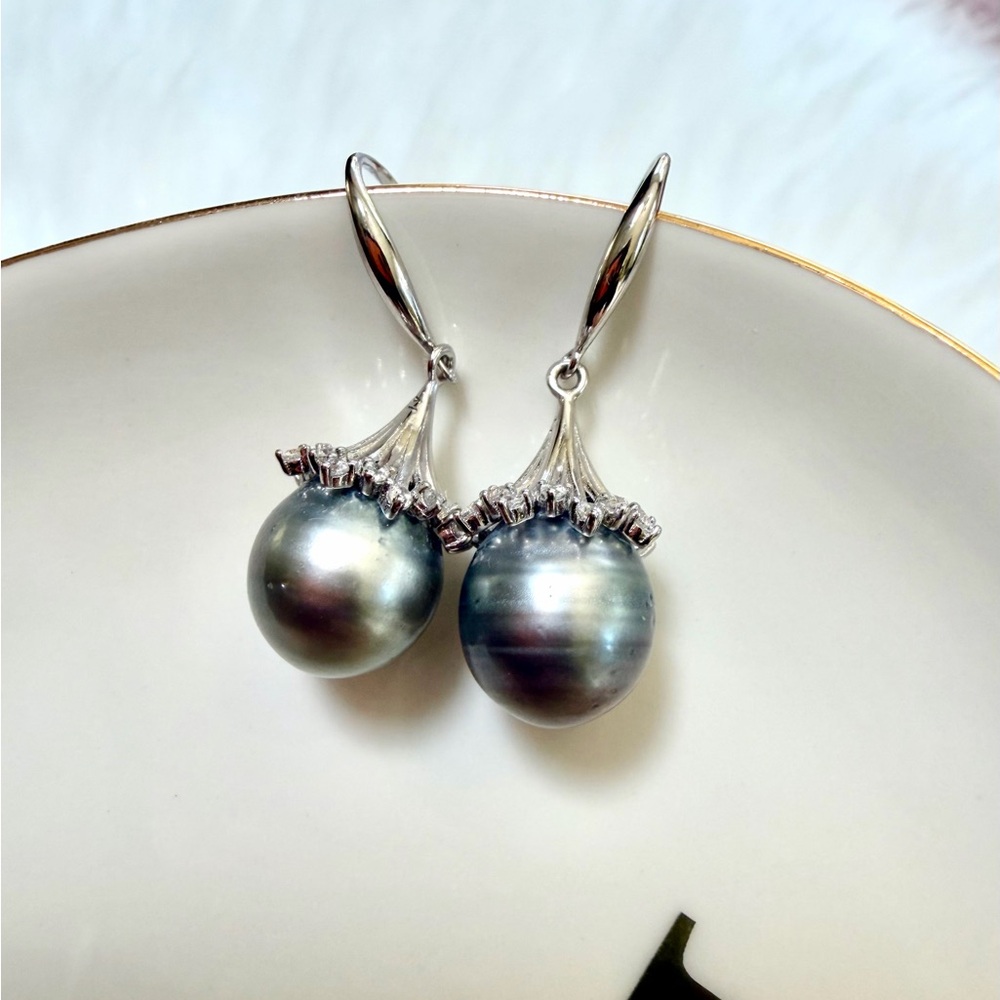 Elegant Silver-Tone Tahitian Pearl Drop Earrings - Gray